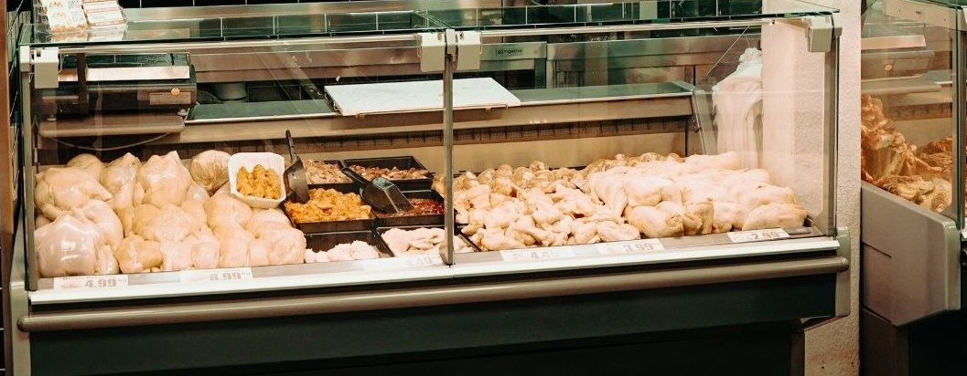 Fresh chicken counter at Aliman Markt